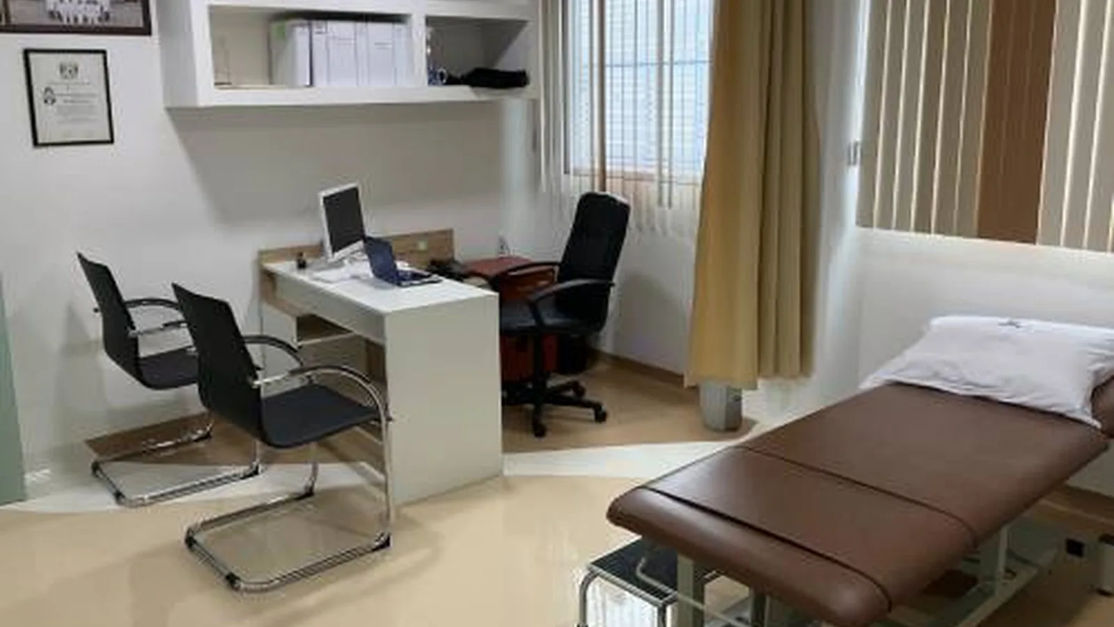 ¿Qué especialista trata la nefritis intersticial?